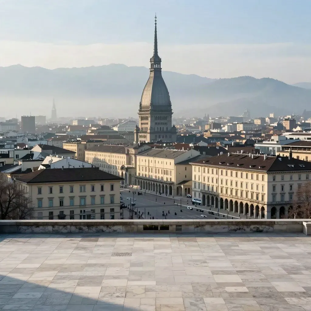 Torino all’alba con la Mole Antonelliana tra tetti velati di nebbia e piazza di pietra vuota